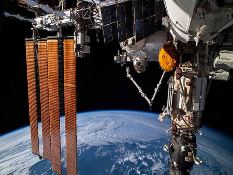 ఐఎస్ఎస్ కు తృటిలో త‌ప్పిన పెనుప్ర‌మాదం… ఏం జ‌రిగిందంటే…