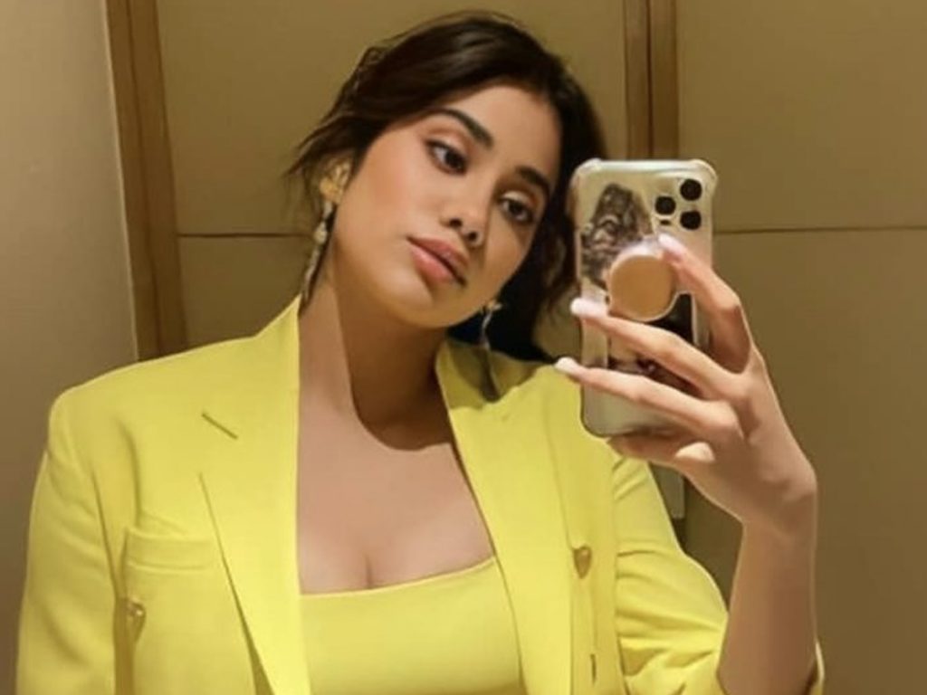 Janhvi Kapoor sizzles in her latest pics