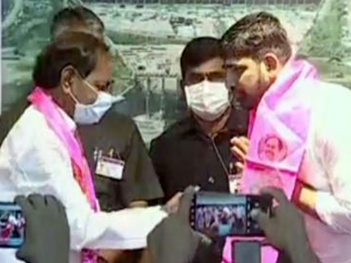 కారెక్కిన కౌశిక్‌రెడ్డి.. కండువా కప్పిన కేసీఆర్