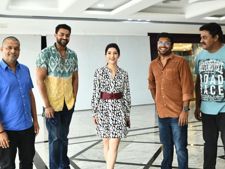 ‘ఫేవరెట్ టీం’ అంటూ వాళ్ళతో మెహ్రీన్… పిక్ వైరల్