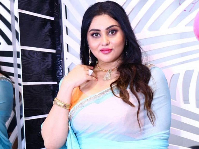 తిరుమల శ్రీవారిని దర్శించుకున్న నమిత