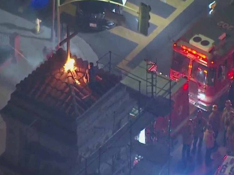 అర్ధ‌రాత్రి అల‌జ‌డిః  చ‌ర్చిపైకి  ఎక్కి… శిలువ‌కు నిప్పంటించాడు… కానీ…