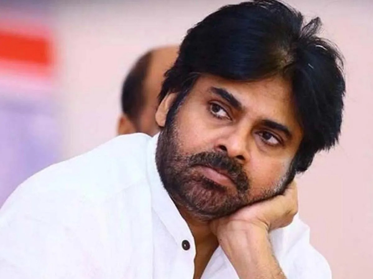 పవన్ మూవీ నుండి ప్రసాద్ మూరెళ్ళ ఎందుకు తప్పుకున్నాడు!?
