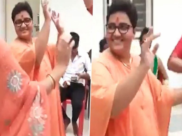 ఎంపీ ప్రగ్యా ఠాకూర్‌ డ్యాన్స్‌ వీడియో వైరల్‌.. కాంగ్రెస్‌ సెటైర్లు