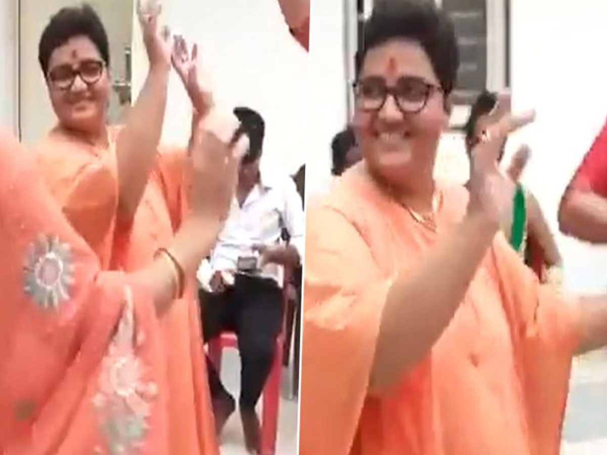 ఎంపీ ప్రగ్యా ఠాకూర్‌ డ్యాన్స్‌ వీడియో వైరల్‌.. కాంగ్రెస్‌ సెటైర్లు