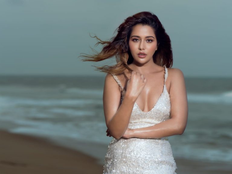 అందాల భామ రైజా విల్సన్ క్లీవేజ్ షో… పిక్స్