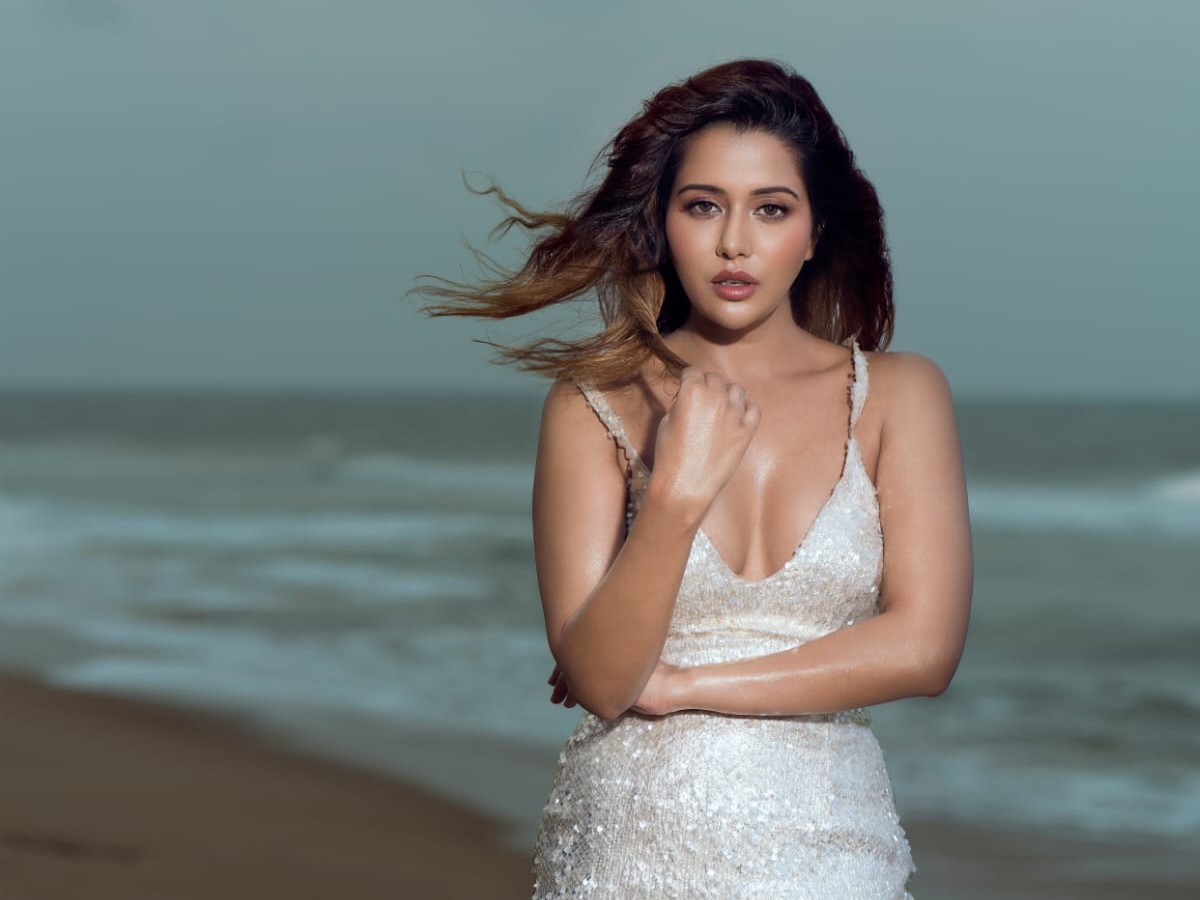 అందాల భామ రైజా విల్సన్ క్లీవేజ్ షో… పిక్స్