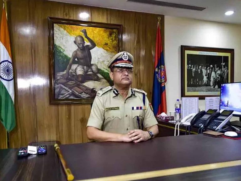 పోలీస్ క‌మీష‌న‌ర్‌కు వ్య‌తిరేకంగా ఢిల్లీ అసెంబ్లీలో తీర్మానం… ఎందుకంటే…