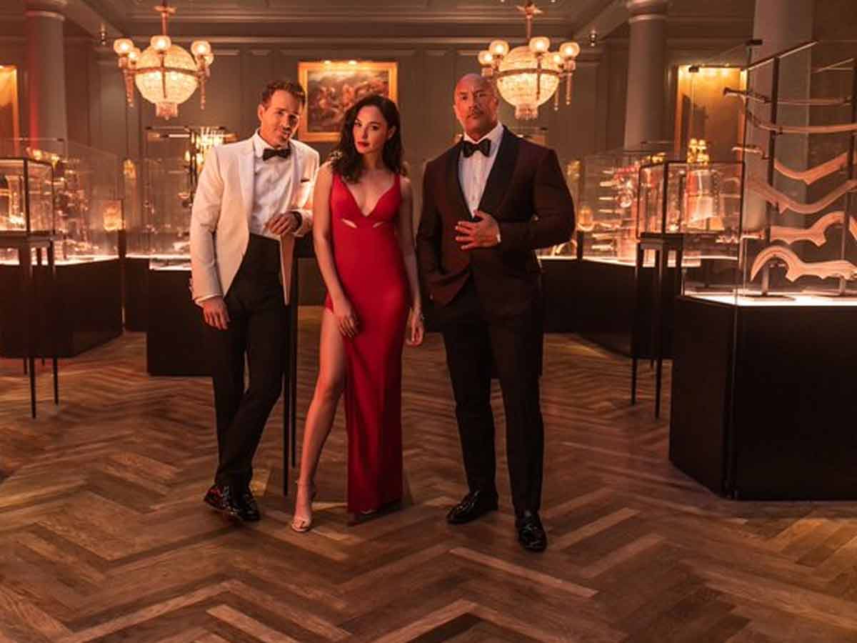 ‘రెడ్ నోటీస్’… నెట్ ఫ్లిక్స్ లోకి ‘ద రాక్’ రాకింగ్ ఎంట్రీ!