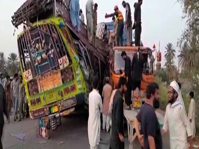 పాక్‌లో రోడ్డు ప్ర‌మాదం…30 మంది మృతి…