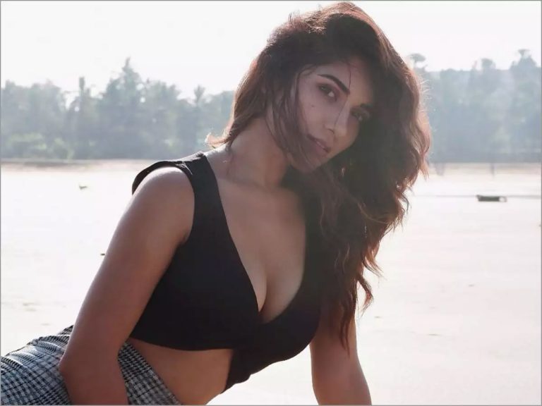 గీత దాటేస్తున్న రుహానీ శర్మ