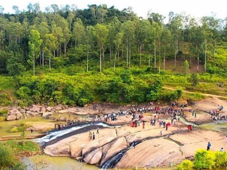 అర‌కుకు పోటెత్తిన ప‌ర్యాట‌కులు…