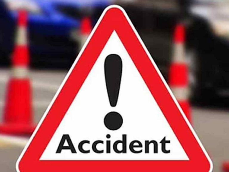 షో రూమ్ మొదటి అంతస్తు నుంచి కింద పడ్డ కారు…