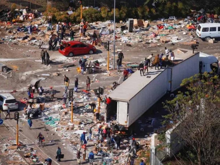 డ‌ర్భ‌న్‌లో పెరుగుతున్న దౌర్జన్యాలు… 8 వేల కోట్ల‌కు పైగా లూటీ…