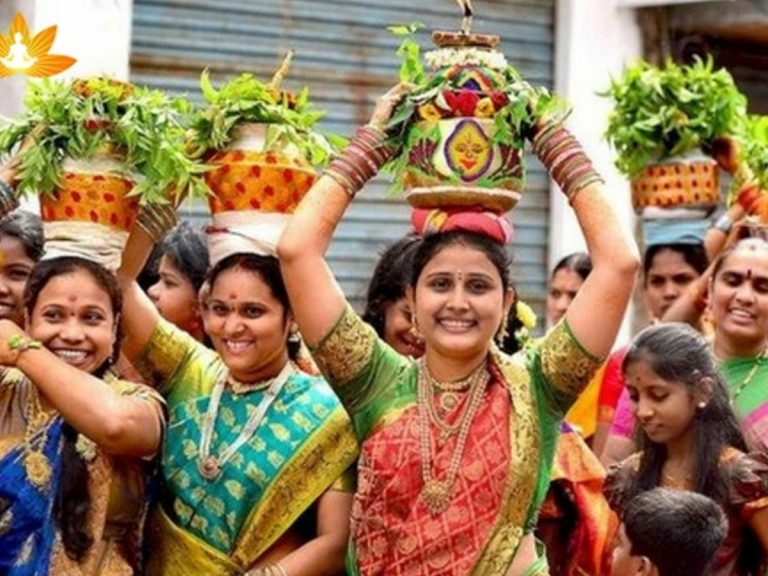 ఇవాళ్టితో ముగియనున్న బోనాలు : కాసేపట్లో అమ్మవారికి  తొలి బోనం పమర్పణ