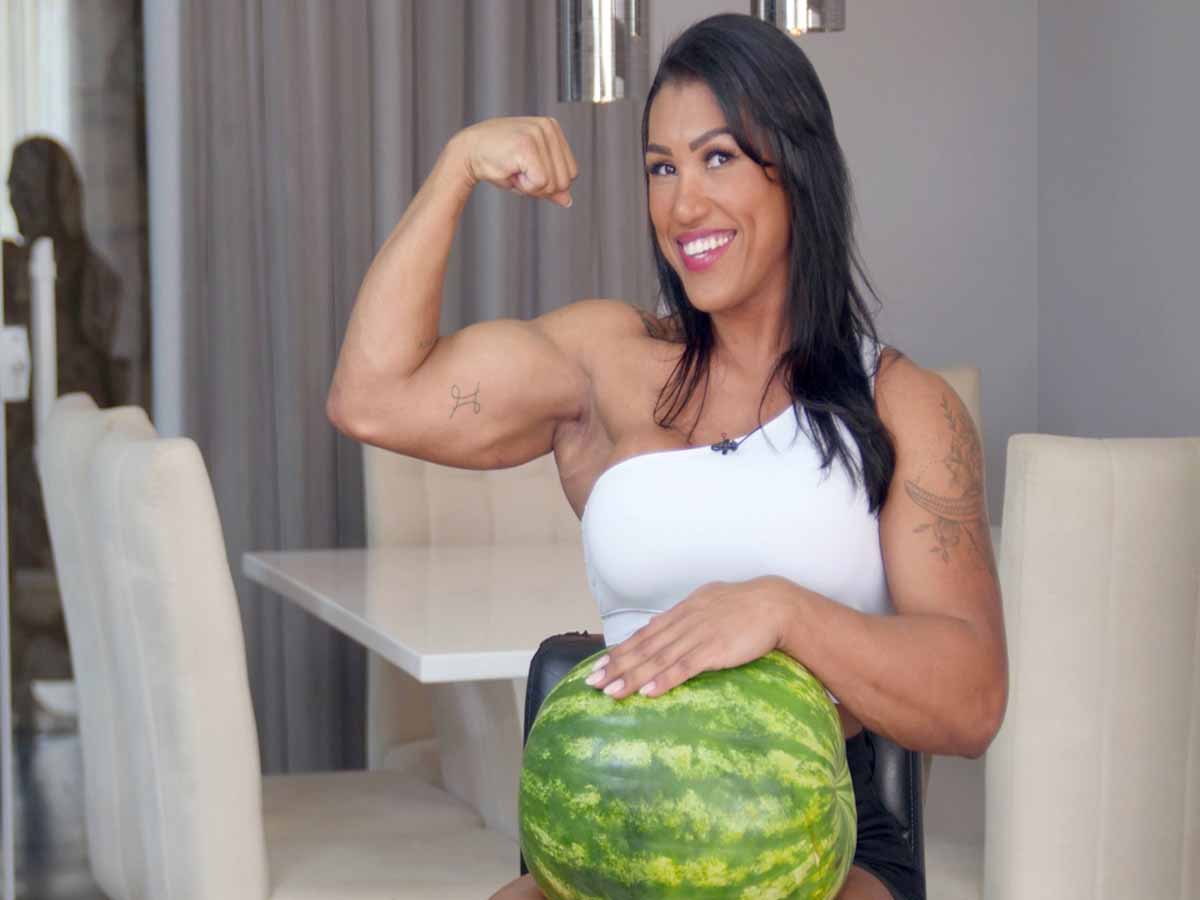 బాబోయ్‌… 12 కేజీల పుచ్చ‌కాయ‌ను ఎలా న‌లిపేసిందో చూశారా?