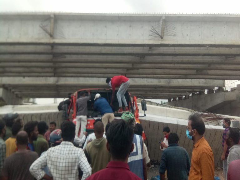 విశాఖ జిల్లాలో అపశృతి..ఫ్లైఓవర్‌ కూలి ఇద్దరు మృతి