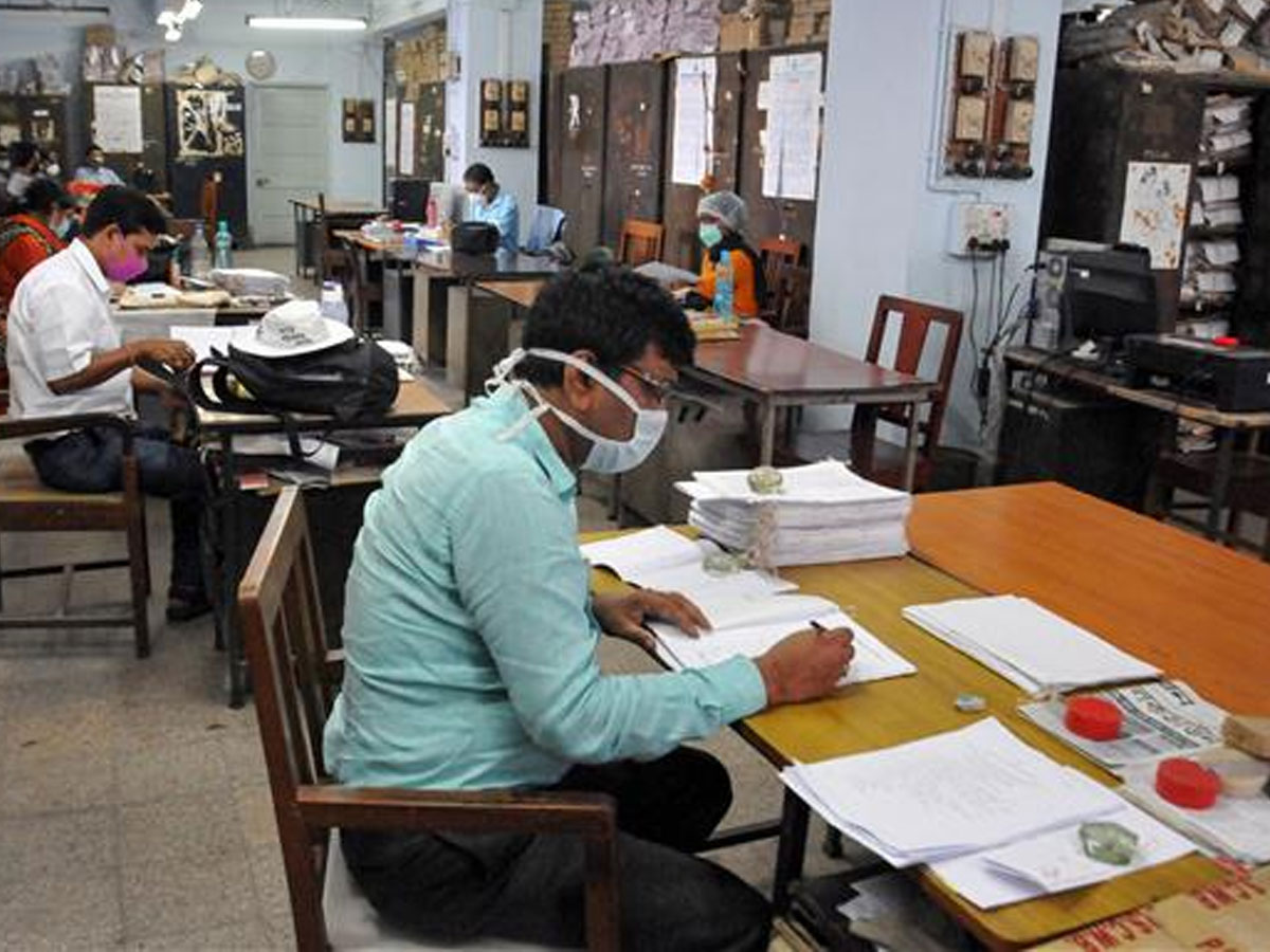 హిందీ, ఇంగ్లీష్‌ వస్తేనే గవర్నమెంట్ జాబ్..?