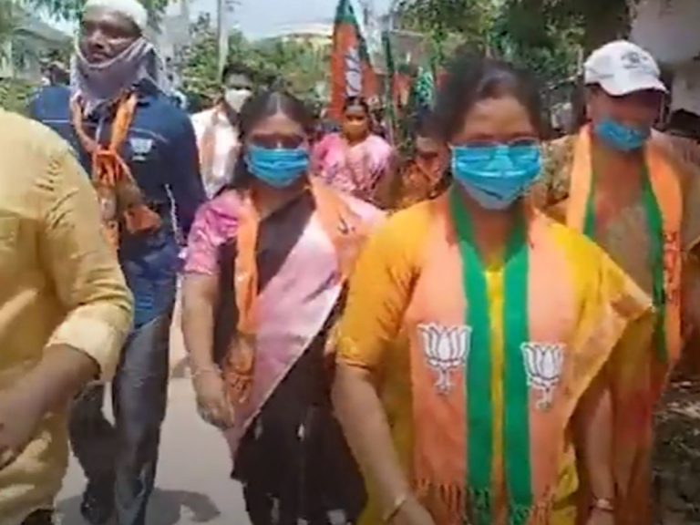 ఈటల రాజేందర్ సతీమణి ప్రచారం.. నిలదీసినా?