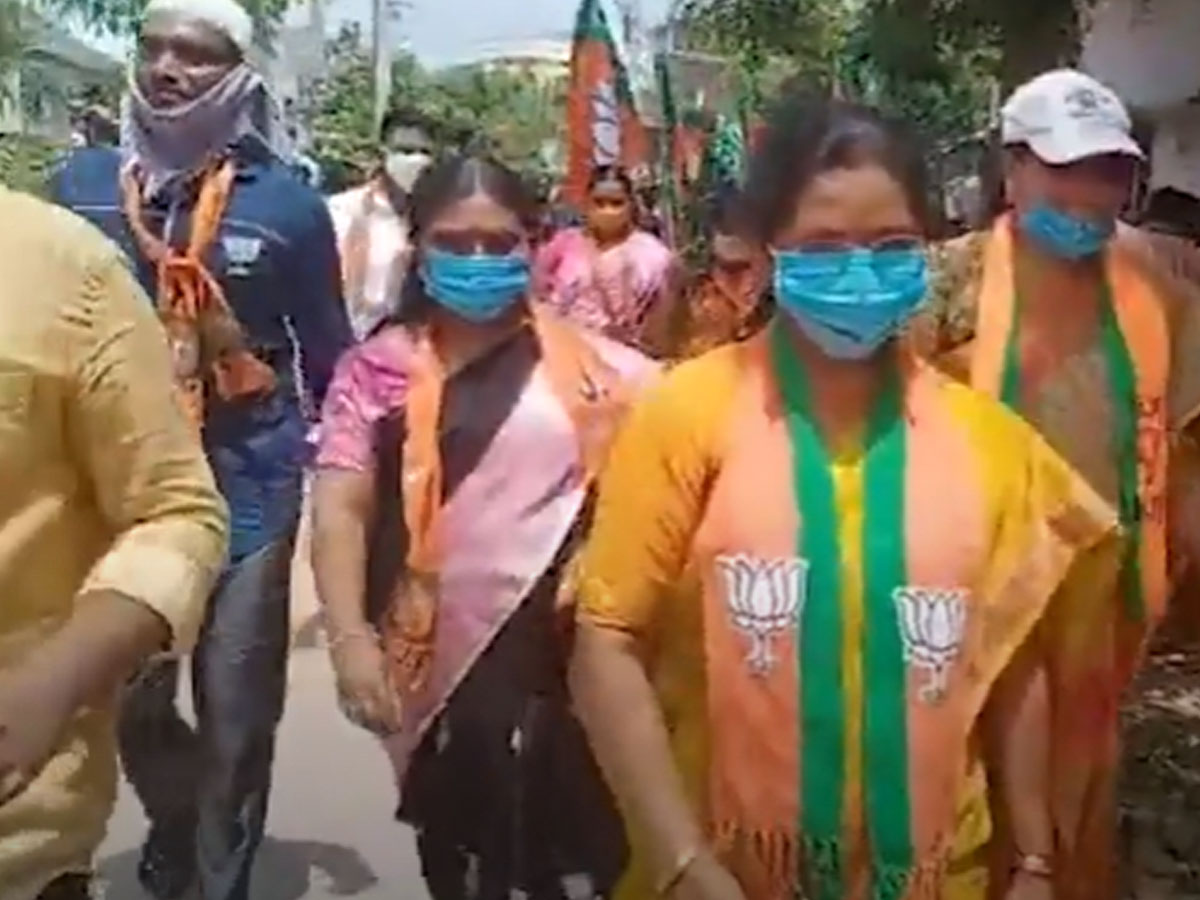 ఈటల రాజేందర్ సతీమణి ప్రచారం.. నిలదీసినా?