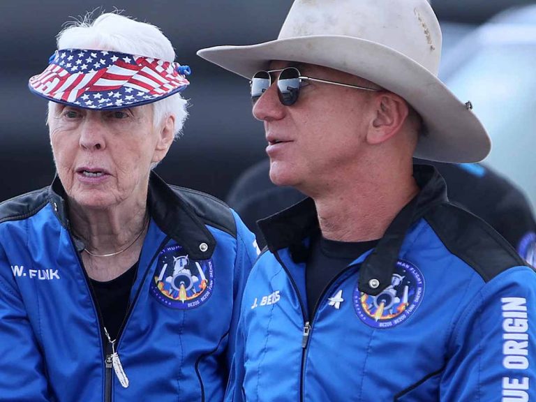 కొత్త వాద‌న‌: అమెజాన్ బాస్‌ను ఎలియ‌న్లు క‌డ్నాప్ చేశాయ‌ట‌…