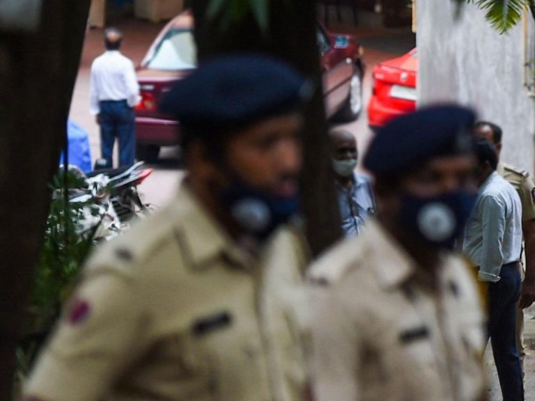 పోలీసులకు చిక్కిన నకిలీ ఖాకీలు!