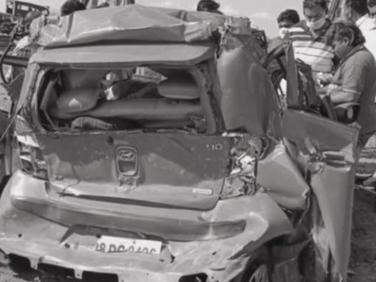 ఘోర రోడ్డు ప్రమాదం.. ఒకే కుటుంబానికి చెందిన నలుగురు మృతి