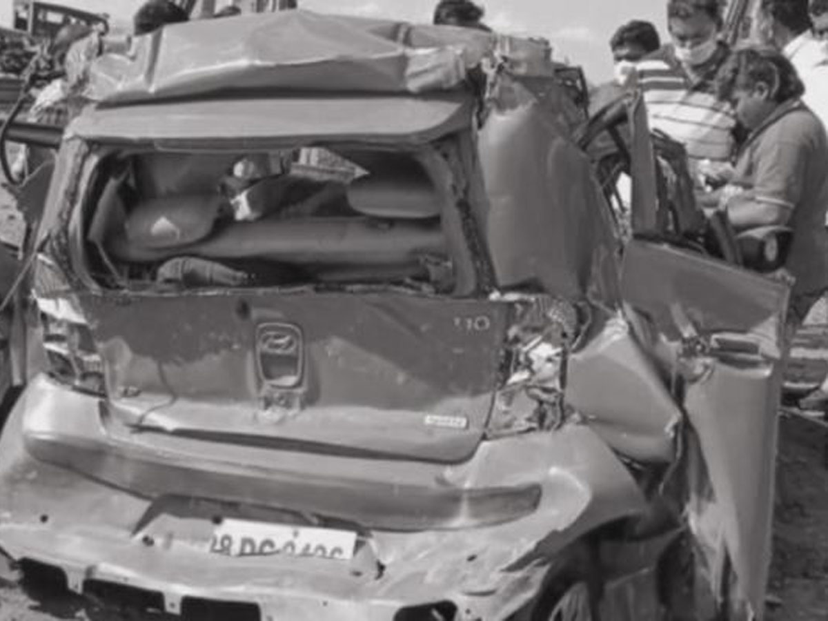 ఘోర రోడ్డు ప్రమాదం.. ఒకే కుటుంబానికి చెందిన నలుగురు మృతి