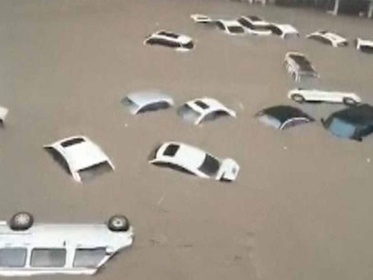 చైనాలో భారీ వ‌ర‌ద‌లు:  కొట్టుకుపోయిన వంద‌లాది కార్లు…