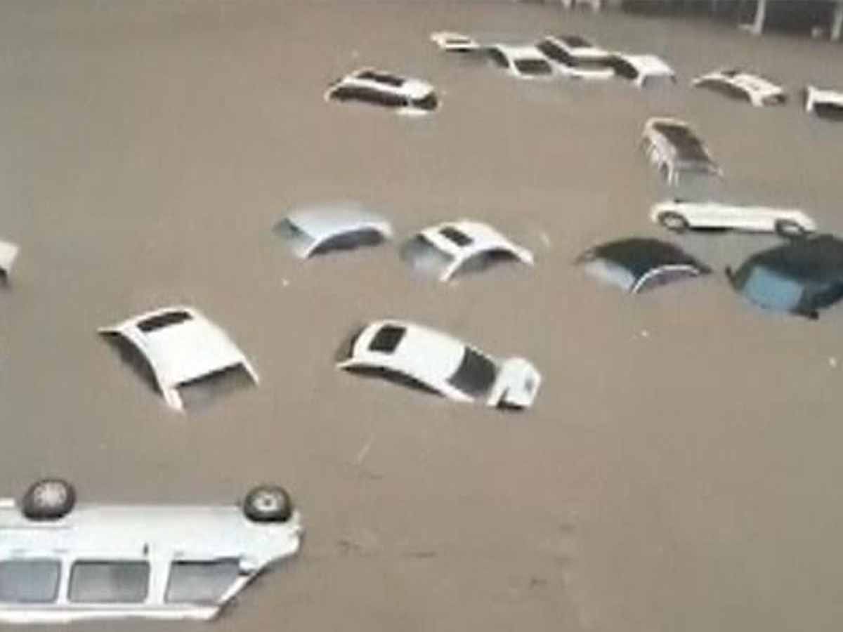 చైనాలో భారీ వ‌ర‌ద‌లు:  కొట్టుకుపోయిన వంద‌లాది కార్లు…