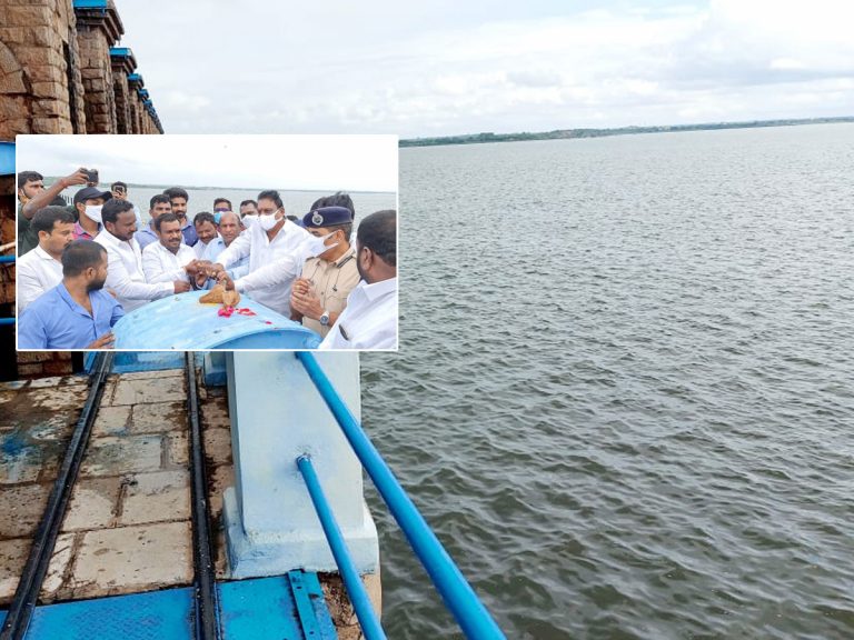 హిమాయత్ సాగర్ గేట్లు ఎత్తివేత..