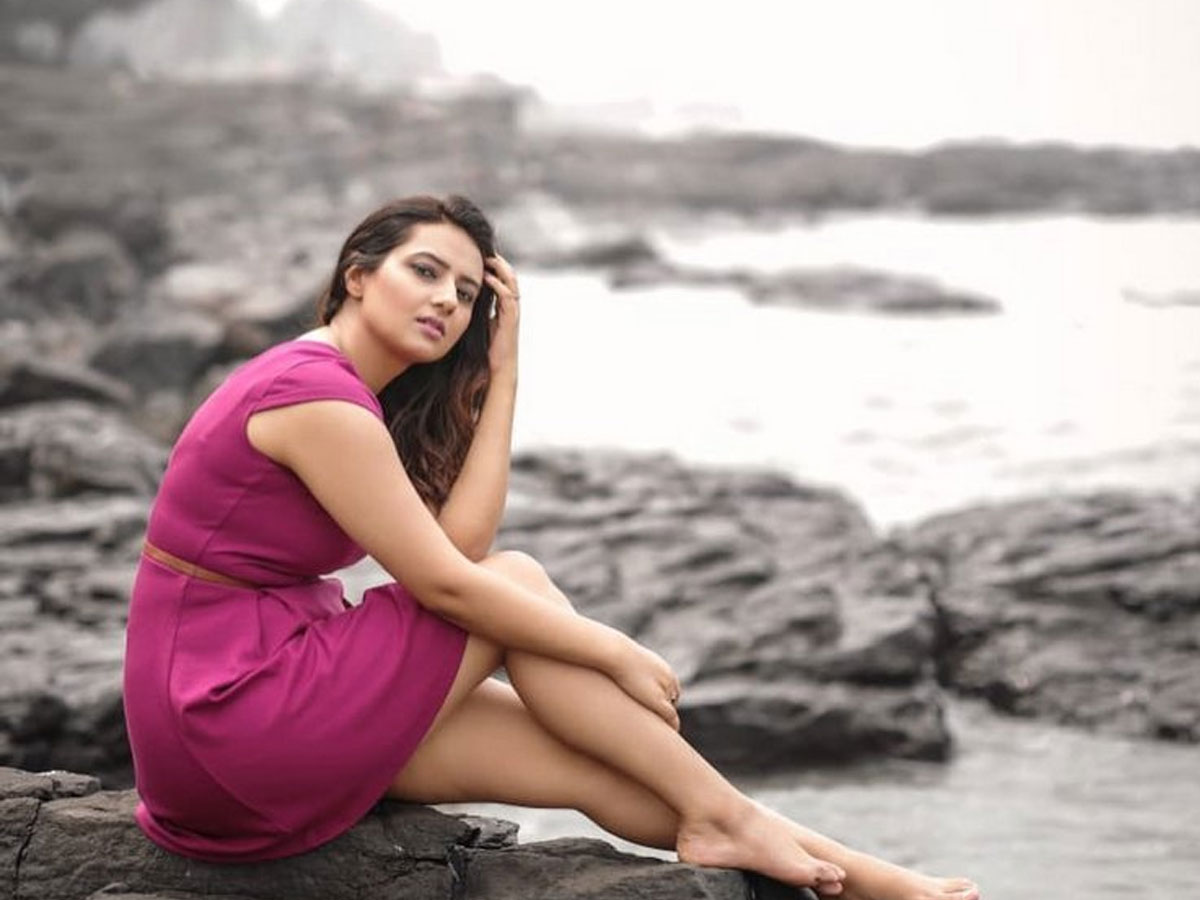 అదిరే అందాలతో ఇషా చావ్లా