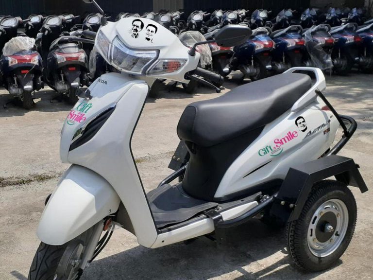 మంత్రి కేటీఆర్ బర్త్ డే: పార్టీ నేతల ఉచిత స్కూటీలు..!