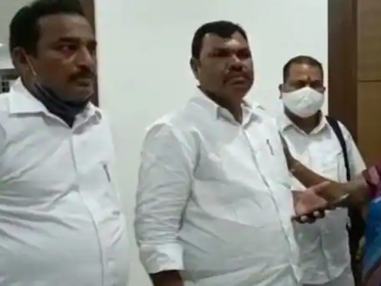 షర్మిళ పార్టీ కార్యాలయంలో పదవుల కేటాయింపు పై రభస…