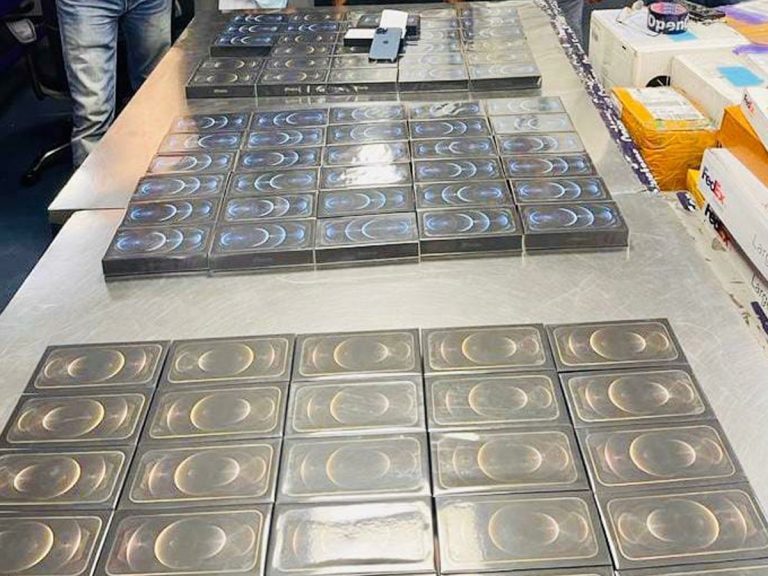 ఢిల్లీ అంతర్జాతీయ విమానాశ్రయంలో 90 ఐ ఫోన్లు పట్టివేత….