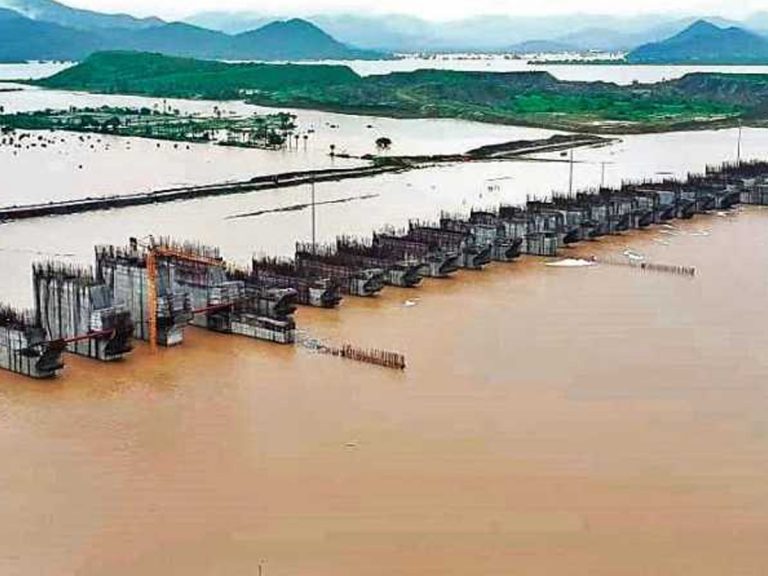 దేవీపట్నంలో గోదావరి ఉధృతి.. నీట మునిగిన పోలీస్ స్టేషన్