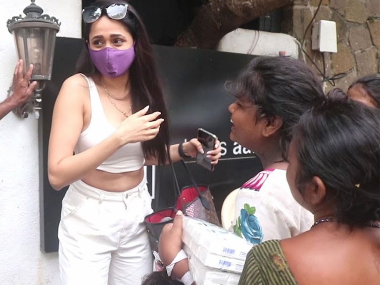 వైరల్ వీడియో: ప్రగ్యా జైస్వాల్‌ వెంటపడ్డ యాచకులు