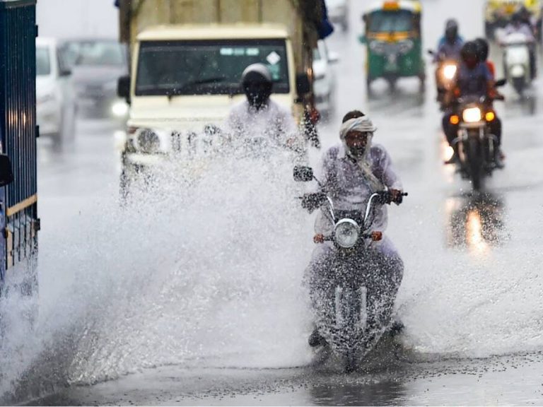భాగ్యనగరం​లో భారీ వర్షం.. రోడ్లన్నీ జలమయం