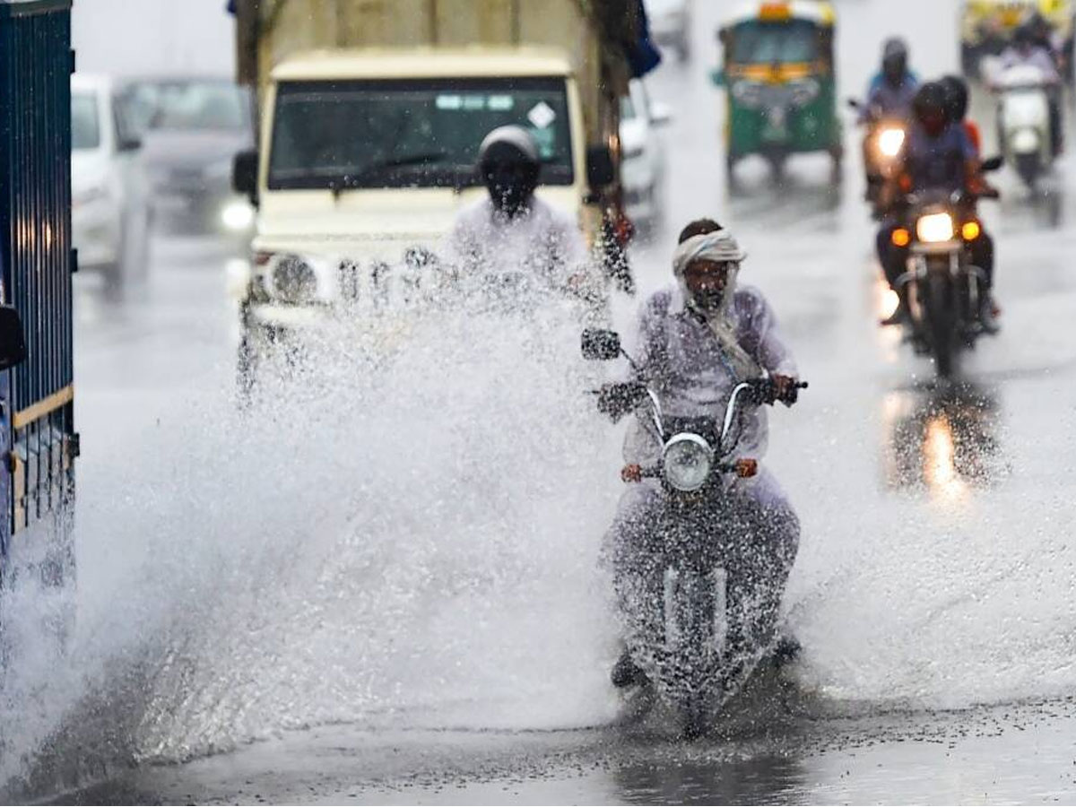 భాగ్యనగరం​లో భారీ వర్షం.. రోడ్లన్నీ జలమయం