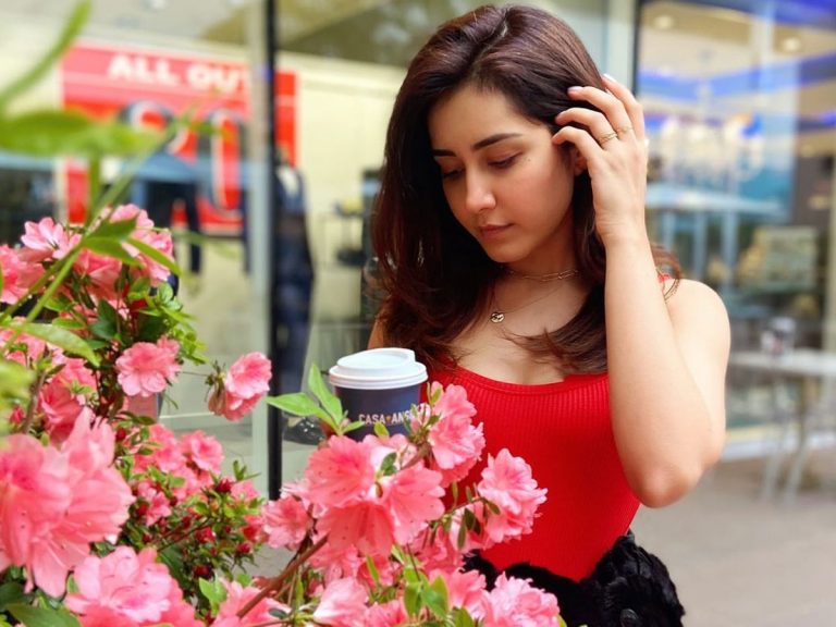 రెడ్ కలర్ డ్రెస్‌లో రెచ్చిపోయిన రాశి ఖన్నా