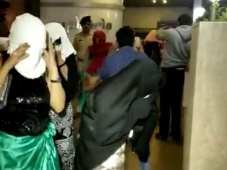 అశ్లీల నృత్యాలు.. నటి అరెస్ట్!