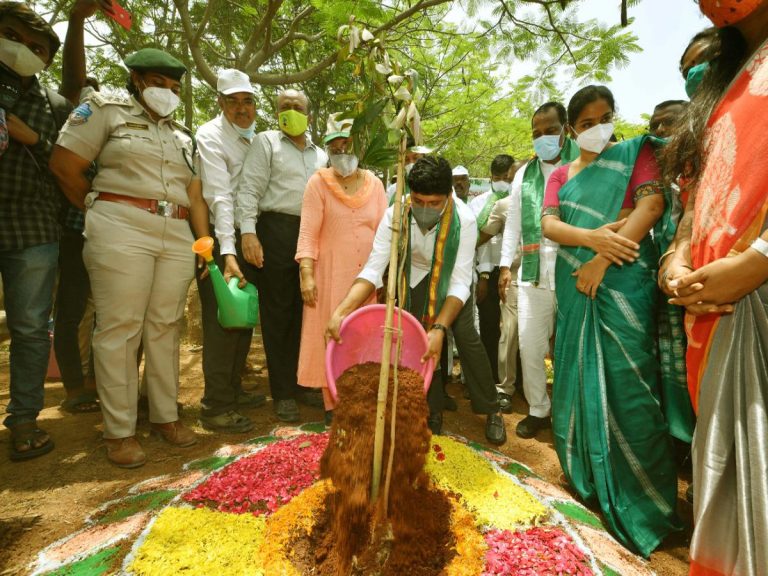 కీసర రిజర్వు ఫారెస్ట్ లో మొక్కలు నాటిన ఎంపీ జోగినిపల్లి సంతోష్ కుమార్