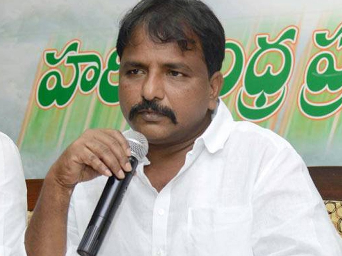 జగన్ పాలనలో పోలీసులు తప్ప ఎమ్మెల్యేలు కనపడటం లేదు !