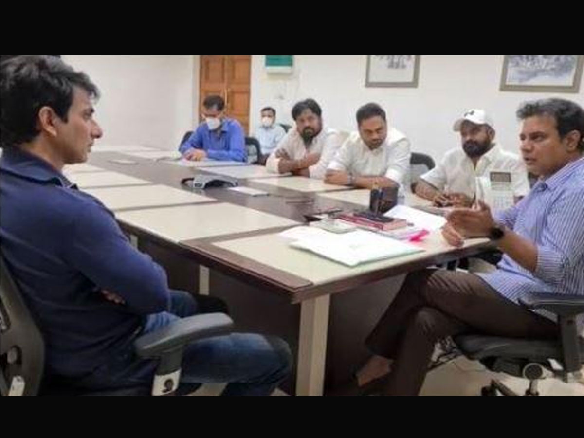 మంత్రి కేటీఆర్‌ను కలిసిన సోనూసూద్