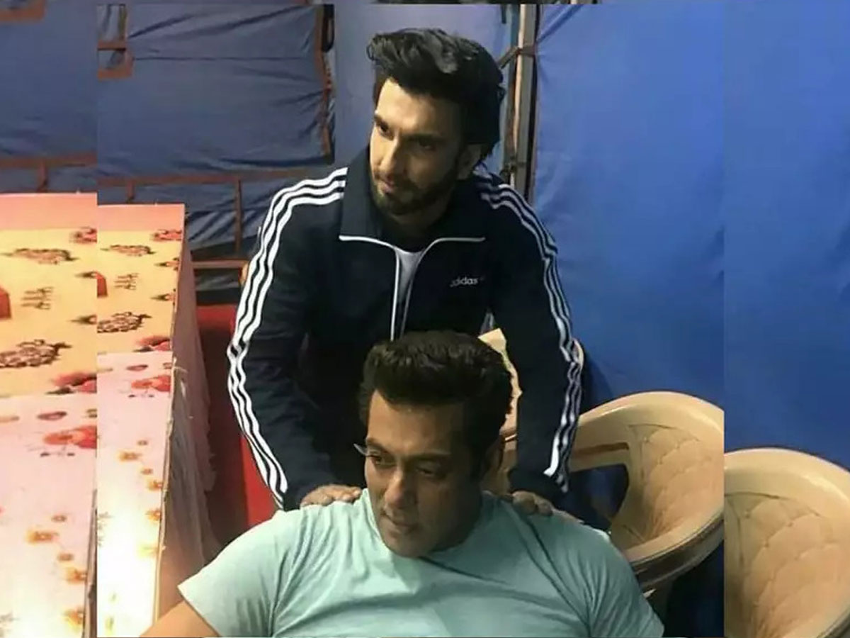 సల్మాన్ కు రణవీర్ షోల్డర్ మసాజ్! ఏంటి మెసేజ్ అంటోన్న నెటిజన్స్…