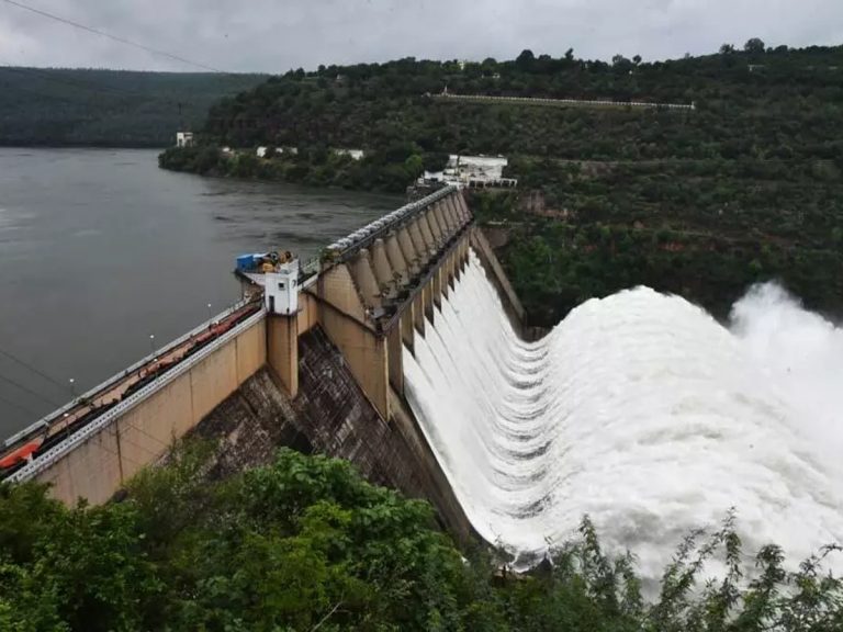 శ్రీశైలం జలాశయానికి కొనసాగుతున్న వరద ఉధృతి