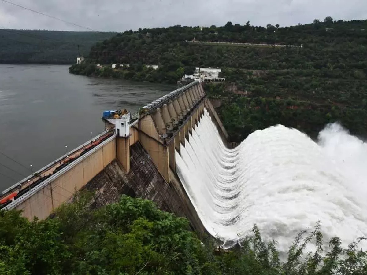 శ్రీశైలం జలాశయానికి భారీగా వరద..