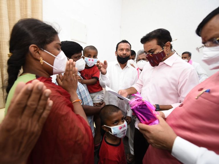 పార్టీ కార్యకర్త కుటుంబానికి మంత్రి కేటీఆర్ సాయం