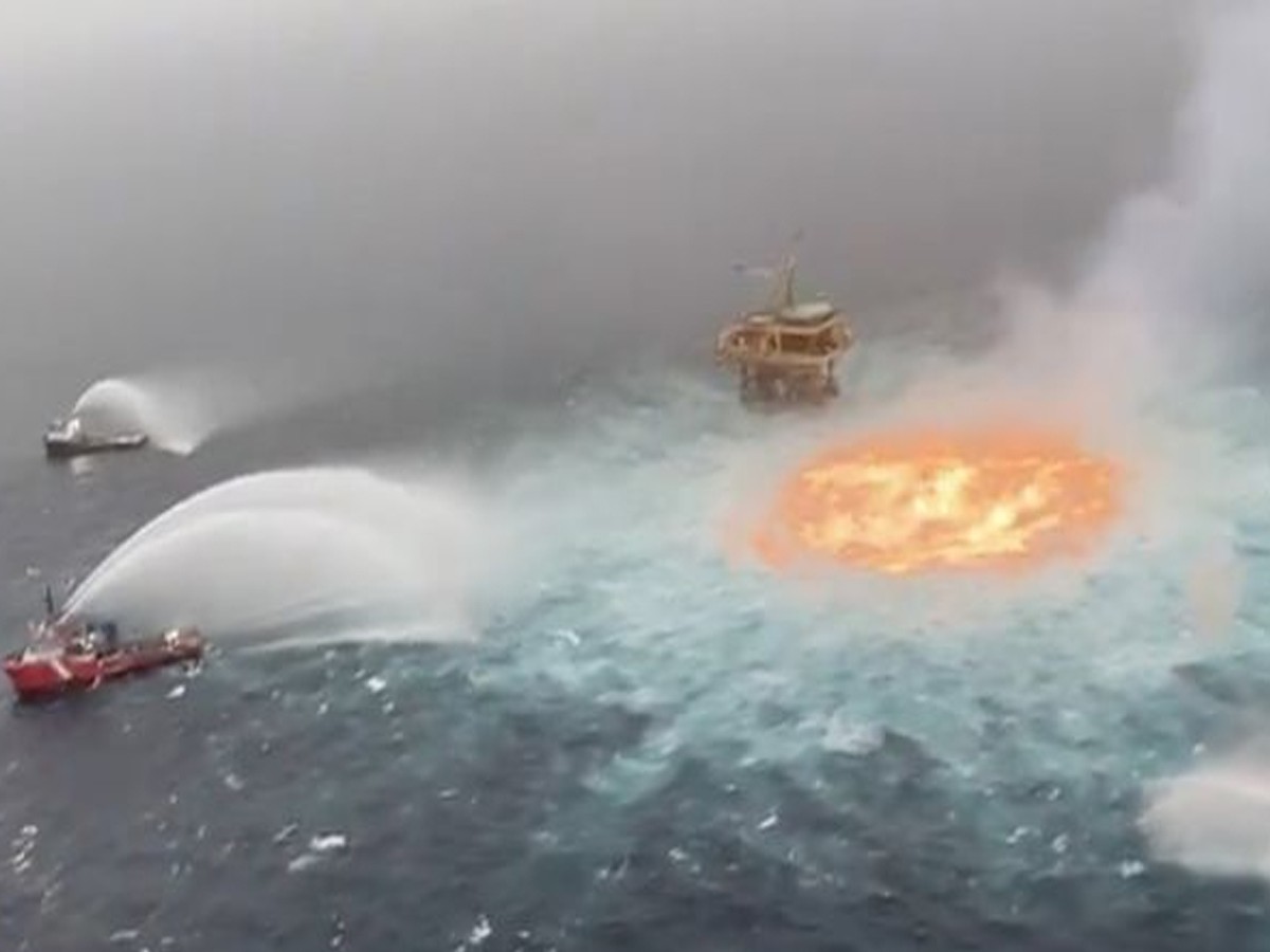 నడి సముద్రంలో భారీ అగ్నిప్రమాదం…