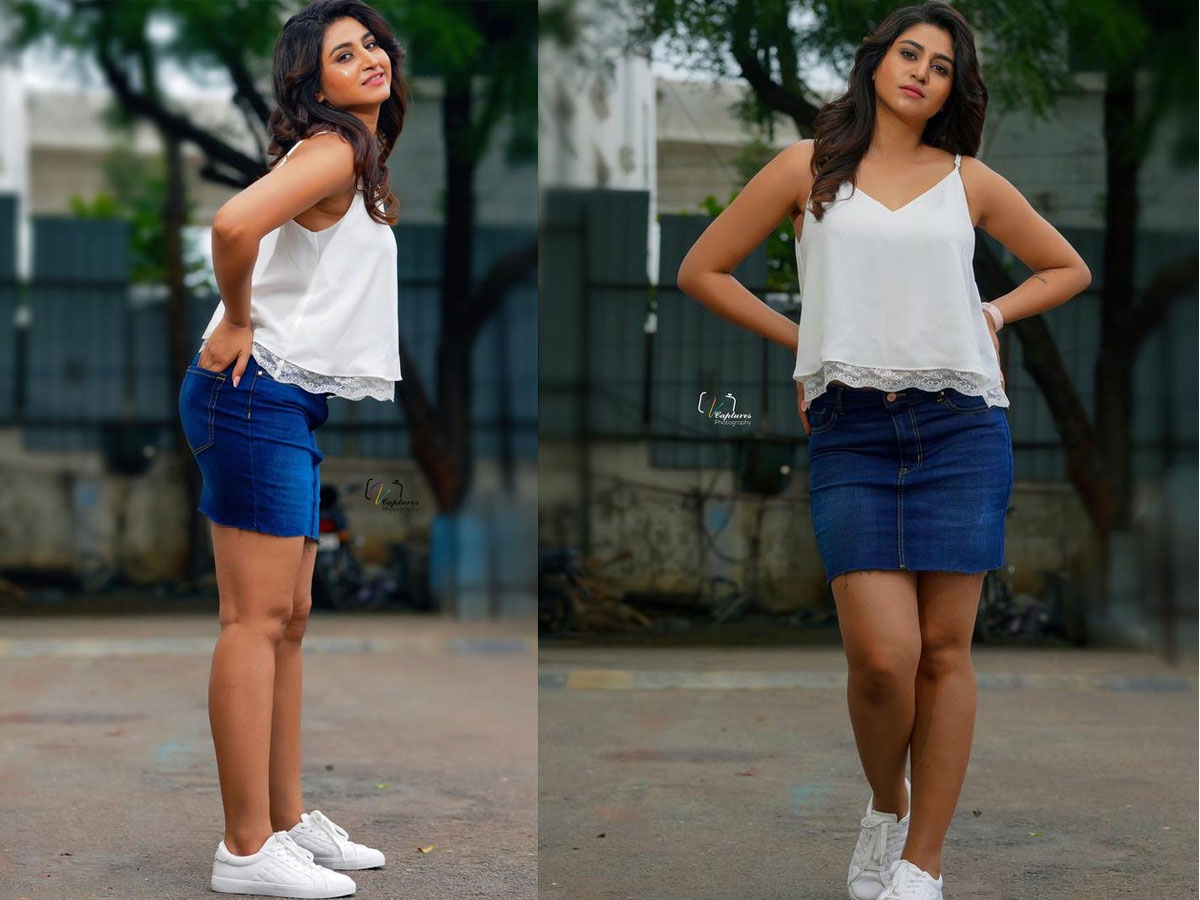 యాంకర్ వర్షిణి స్కర్టులో హాట్ అందాలు